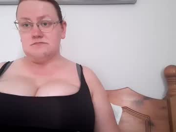 Theevelyne Chaturbate stream image from June 15, 2025