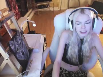 Tinykylie Chaturbate stream image from June 16, 2025