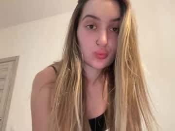Kikkymoore Chaturbate stream image from June 16, 2025