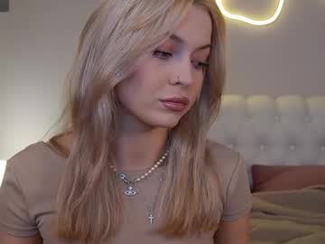 Kellypeachpie Chaturbate stream image from June 17, 2025
