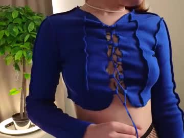 Shinelily Chaturbate stream image from June 18, 2025