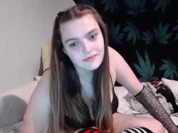 Carlyrae420 Chaturbate stream image from June 18, 2025