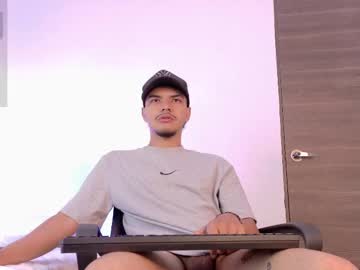 Axcellfox Chaturbate stream image from June 18, 2025