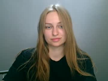 Dollybooom Chaturbate stream image from June 18, 2025