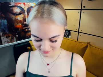 Softgllitch Chaturbate stream image from June 18, 2025