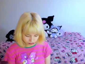 Azu_Moure Chaturbate stream image from June 19, 2025