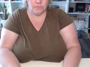 Squirtymilfjess Chaturbate stream image from June 19, 2025