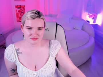 Silviahoney Chaturbate stream image from June 19, 2025