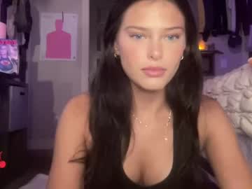 Caylaaaa Chaturbate stream image from June 22, 2025