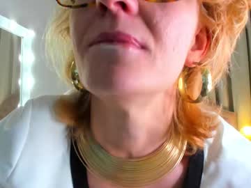 Squirtymom Chaturbate stream image from June 22, 2025