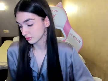 Leila_4ever Chaturbate stream image from June 23, 2025