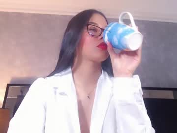 Jasminemoore Chaturbate stream image from June 24, 2025