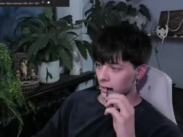 Whiteegrimm Chaturbate stream image from June 24, 2025