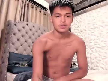 Asianhugescott Chaturbate stream image from June 25, 2025