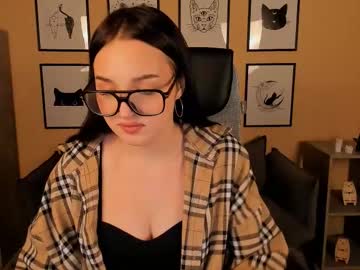 Michelellove Chaturbate stream image from June 25, 2025