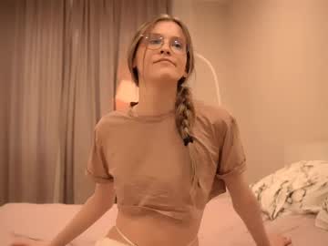 Velenaa Chaturbate stream image from June 27, 2025
