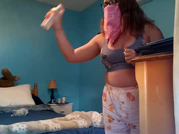 Buzzybella Chaturbate stream image from June 27, 2025