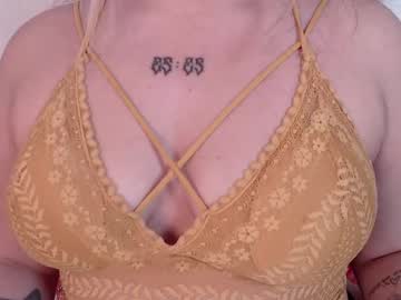 Apriil_Fox Chaturbate stream image from July 02, 2025