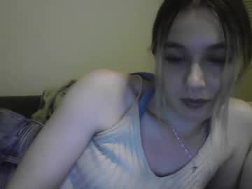 Roxiethefox Chaturbate stream image from July 03, 2025