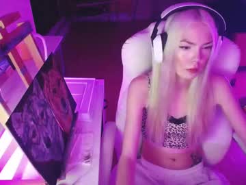 Tinykylie Chaturbate stream image from July 16, 2025