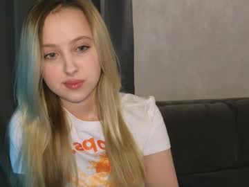 Kittynchloe Chaturbate stream image from July 16, 2025