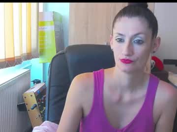Wildbea23 Chaturbate stream image from July 17, 2025