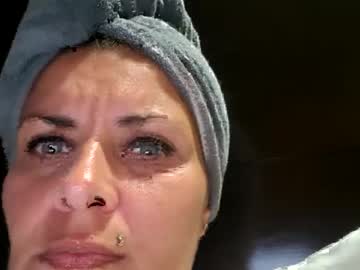 Juicymommies Chaturbate stream image from July 17, 2025