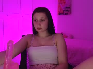 Emiliayung Chaturbate stream image from July 17, 2025