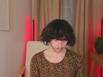 Kriskinks Chaturbate stream image from July 17, 2025