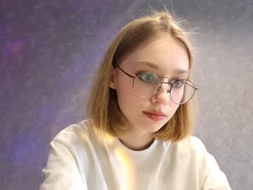 Elwinebanford Chaturbate stream image from July 19, 2025