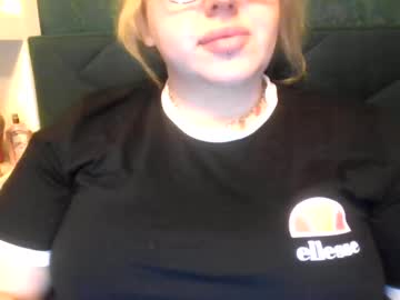 Moi_Rose_Xoxo Chaturbate stream image from July 19, 2025