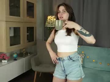 Vikilovelly Chaturbate stream image from July 22, 2025