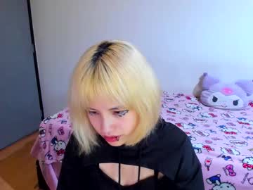 Azu_Moure Chaturbate stream image from July 23, 2025