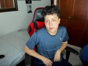 Estiv_Boy Chaturbate stream image from July 23, 2025
