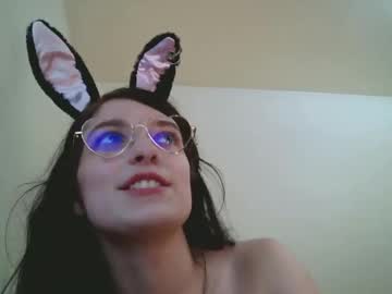 Beezlebabee Chaturbate stream image from July 25, 2025