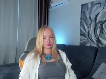 Aillinli Chaturbate stream image from July 27, 2025