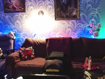 Laurabenz Chaturbate stream image from July 27, 2025