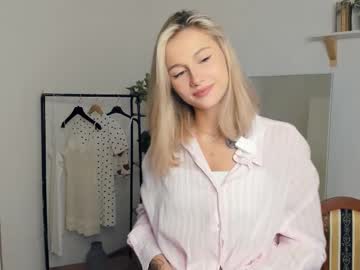 Glossybabe_ Chaturbate stream image from July 28, 2025