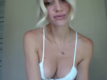 Qeeensgambit Chaturbate stream image from July 28, 2025