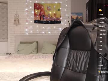 Helenundersin Chaturbate stream image from July 29, 2025
