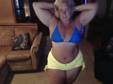 Curvycanuck Chaturbate stream image from July 30, 2025