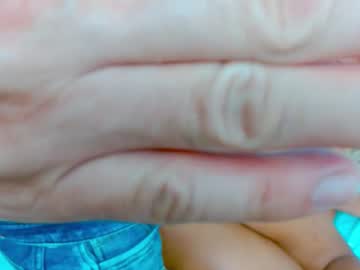 Maylin_Floresita stream image from July 30, 2025