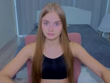 Lukeriamoon Chaturbate stream image from July 30, 2025