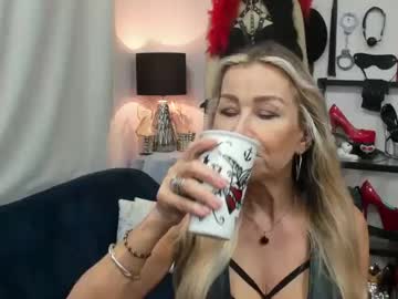 Crystalxohotty Chaturbate stream image from July 30, 2025