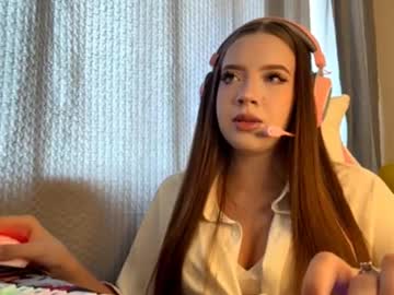 Winonacrane Chaturbate stream image from July 31, 2025
