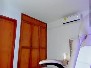 Carolinequinn_ Chaturbate stream image from August 01, 2025