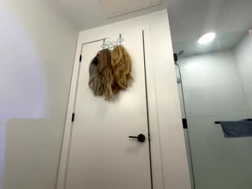 Mickisofine Chaturbate stream image from August 03, 2025