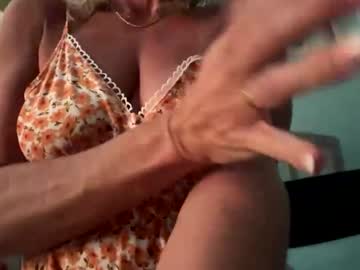Sunniemilf Chaturbate stream image from August 04, 2025