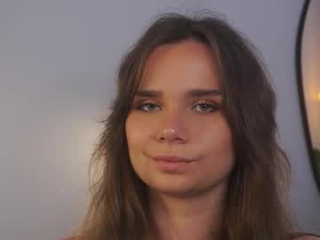 Annemenuey Chaturbate stream image from August 04, 2025