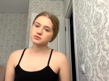 Blondellwoodroof Chaturbate stream image from August 04, 2025